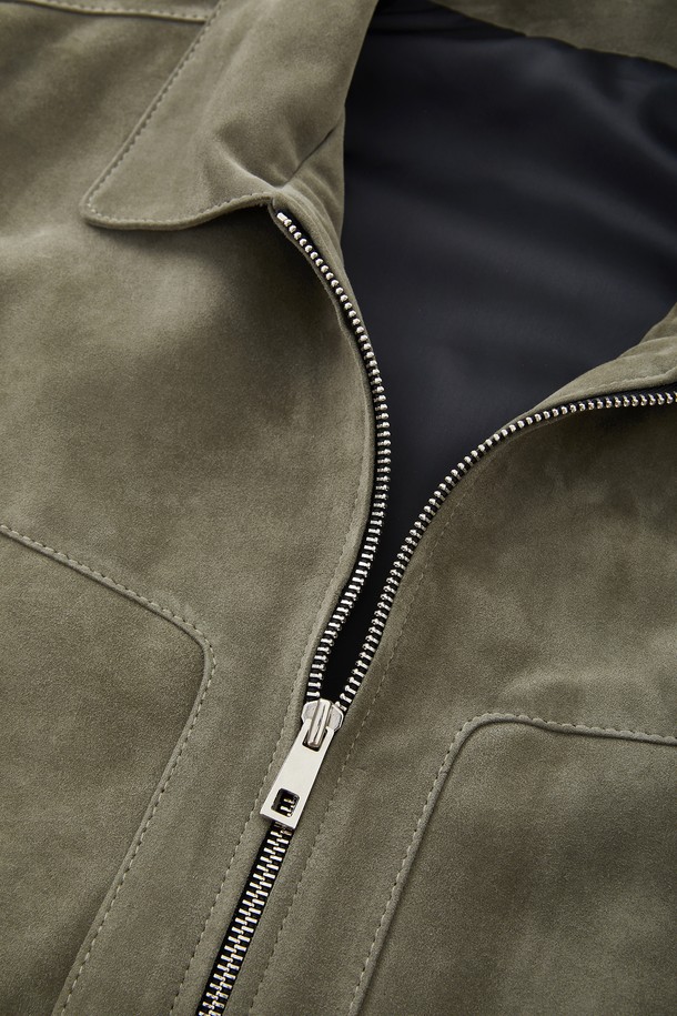 네이비, 브라운, 카키 3가지 색상으로 출시된 남성용 멀티컬러 카라넥 양가죽 집업 점퍼 CLJP117입니다. 부드러운 양가죽 소재로 제작되어 촉감이 뛰어나며, 봄, 가을철 데이트룩과 가을 나들이룩에 잘 어울립니다. 베이직핏에 캐주얼하고 클래식한 스타일을 더해 일상에서도 세련된 멋을 연출할 수 있습니다. 심플한 디자인에 카라넥, 히든 타입 포켓, 안쪽 주머니 디테일을 더해 실용성을 높였습니다. 중간 두께감으로 간절기 날씨에 적합하며 방수 기능까지 갖추고 있습니다.
