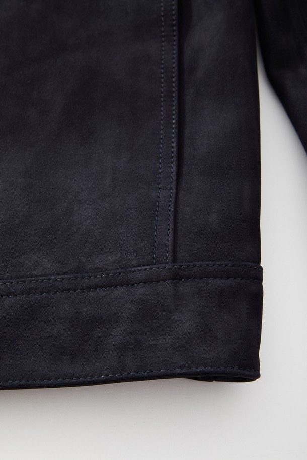 네이비와 다크블루 컬러로 만나볼 수 있는 염소가죽 스웨이드 트러커 재킷 CLJP118입니다. 부드러운 촉감의 염소가죽 스웨이드 소재로 제작되어 봄, 가을에 착용하기 좋습니다. 무지 디자인에 레귤러 핏, 레귤러 기장으로 캐주얼 및 클래식 스타일을 연출할 수 있습니다. 데이트룩, 모임룩, 비즈니스 캐주얼 등 다양한 TPO에 활용 가능하며, 버튼 플랩 포켓 디테일이 돋보입니다. 긴 소매 기장의 트러커 자켓으로 미니멀한 스타일을 완성해보세요.
