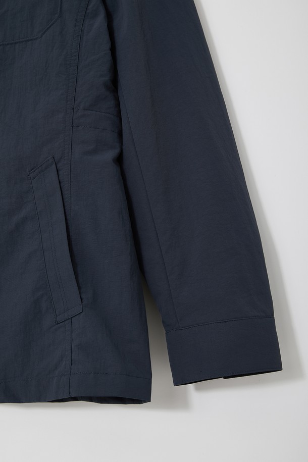 **봄/가을 히든 집업 바람막이 재킷 CJP135**

가을 나들이룩을 위한 베이직핏 바람막이 재킷입니다. 네이비, 블루, 차콜 세 가지 색상으로 출시되었으며, 얇고 가벼운 나일론, 면, 폴리에스테르 혼방 소재로 제작되어 봄, 가을 간절기에 적합합니다. 안감과 히든 집업 디테일, 가슴 플랩 포켓, 안쪽 주머니를 더해 실용성을 높였습니다. 캐주얼, 미니멀, 클래식 스타일을 즐기는 분들께 추천합니다. 긴 소매와 무지 디자인으로 어떤 옷에도 쉽게 매치할 수 있습니다.
