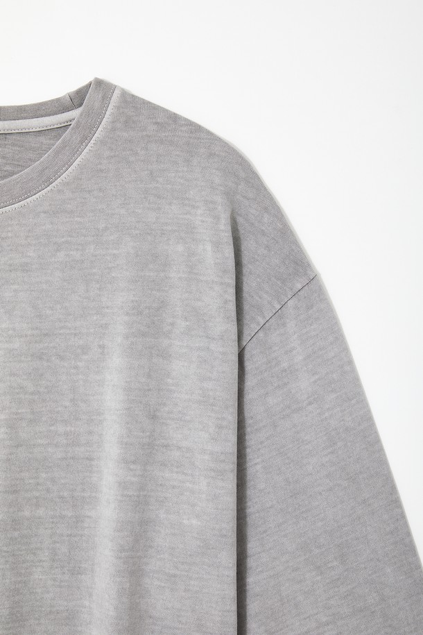 멀티컬러 피그먼트 긴팔 티셔츠 CTEE116는 베이직한 스타일의 긴팔 티셔츠입니다. 부드러운 면 소재로 제작되어 은은한 촉감을 선사하며, 봄, 가을 계절에 적합합니다. 라운드넥 디자인에 베이직핏으로, 일상복으로 편안하게 착용할 수 있습니다. 그레이, 차콜, 카키, 브라운 4가지의 다채로운 컬러로 출시되어 다양한 스타일 연출이 가능하며, 단독 또는 이너로 활용하여 활용도를 높일 수 있습니다. 피그먼트 워싱 처리로 자연스러운 무드를 더했습니다.
