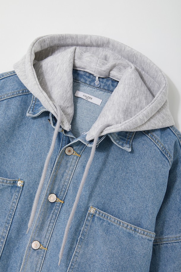 루즈핏 탈부착 후드 데님 셔츠 CSH104는 캐주얼하고 미니멀한 스타일을 연출하기 좋은 상의입니다. 블루, 라이트 블루, 블랙 세 가지 색상으로 출시되었으며, 봄, 여름, 가을, 겨울 사계절 내내 활용할 수 있습니다. 넉넉한 오버핏 루즈핏으로 편안한 착용감을 선사하며, 탈부착 가능한 후드로 다양한 스타일을 연출할 수 있습니다. 면 소재의 데님 원단으로 제작되어 내구성이 뛰어나며, 무지 디자인으로 어떤 스타일에도 쉽게 매치할 수 있습니다. 긴 소매 기장과 두꺼운 두께로 제작되어 간절기나 겨울철에 따뜻하게 입을 수 있습니다.
