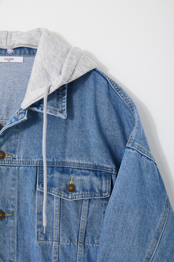 세련된 남성 캐주얼 스타일을 완성하는 봄/가을 탈부착 후드 데님 재킷 CJP136입니다. 부드러운 데님 소재로 제작되어 편안한 착용감을 선사하며, 레귤러 핏으로 어떤 스타일에도 잘 어울립니다. 연청 컬러와 무지 디자인으로 미니멀하면서도 세련된 분위기를 연출합니다. 탈부착 가능한 후드는 다양한 스타일을 연출할 수 있도록 도와주며, 버튼 여밈 방식과 긴 소매 기장으로 실용성을 더했습니다. 일상 속에서 편안하게 즐겨 입을 수 있는 데님 재킷으로, 봄, 가을 시즌 활용도가 높습니다.
