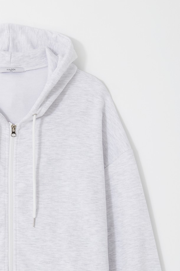 빅사이즈 트레이닝 후드 집업 CTEE118는 남성용 후드 집업으로, 베이직하고 캐주얼한 스타일을 연출합니다. 봄, 가을에 적합하며, 라이트 그레이, 블랙, 그레이 세 가지 색상으로 출시되었습니다. 면과 아크릴 혼방 소재로 제작되어 편안함을 제공하며, 레귤러 기장에 긴 소매, 후드 디자인이 특징입니다. 전면 캥거루 포켓과 와이드 숄더 디자인으로 실용성을 더했으며, 집콕룩이나 동네 마실룩으로 활용하기 좋습니다.
