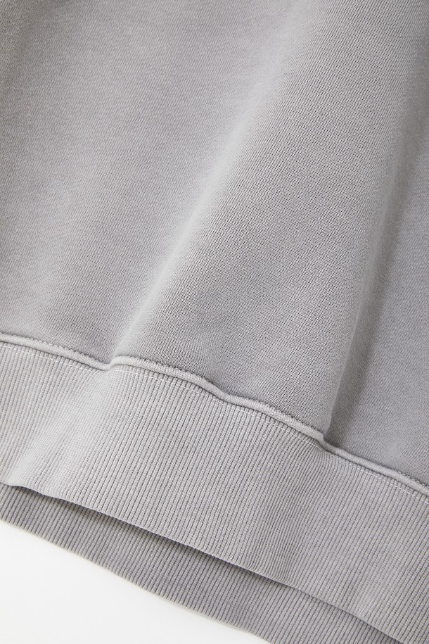 **멀티컬러 피그먼트 맨투맨 티셔츠 CTEE117**는 베이직한 스타일의 공용 맨투맨 티셔츠입니다. 부드러운 면 소재에 피그먼트 워싱 처리하여 은은한 촉감을 선사하며, 사계절 활용 가능한 두께감으로 봄, 가을에는 단독으로, 겨울에는 이너로 착용하기 좋습니다. 그레이, 차콜, 카키, 브라운 4가지 색상으로 출시되어 다양한 데일리룩에 매치하기 용이합니다. 기본 핏과 라운드넥 디자인으로 편안하게 집콕룩, 캐주얼, 미니멀, 클래식 스타일을 연출할 수 있습니다. 신축성이 있어 활동성 또한 보장합니다.
