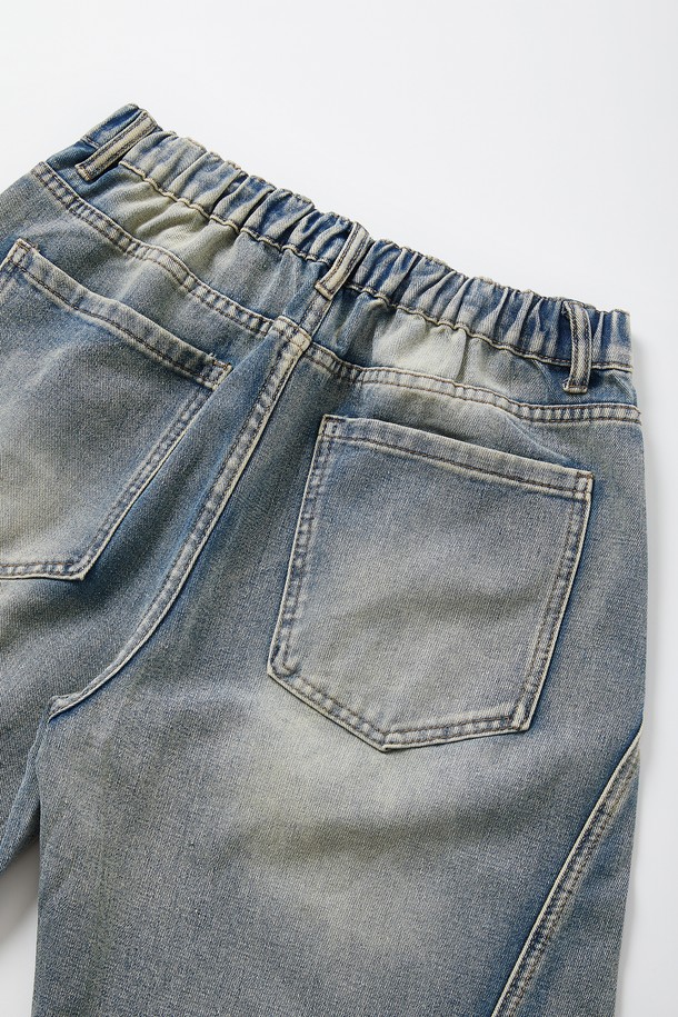 와이드핏 워싱 절개 데님 팬츠 CJN110은 캐주얼, 미니멀, 시크 스타일을 즐기는 분들을 위한 데님 팬츠입니다. 블루와 블랙 두 가지 색상으로 출시되었으며, 일상에서 편안하게 착용하기 좋습니다. 허리 뒷면 밴딩으로 편안한 착용감을 제공하며, 사선 절개 패턴과 은은한 워싱 처리가 돋보입니다. 특히 이중 포켓 디자인으로 실용성을 더했으며, 동네 마실룩이나 쇼핑룩에 잘 어울리는 아이템입니다.
