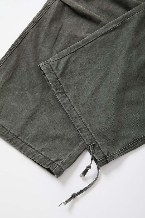 루즈핏 워싱 카고 밴딩 팬츠 CPT154는 캐주얼, 밀리터리 스타일을 즐기는 남성을 위한 반바지입니다. 봄, 여름, 가을 계절에 적합하며, 여행룩, 캠핑룩, 미니멀, 워크웨어 스타일 연출에 활용할 수 있습니다. 카키, 올리브 두 가지 색상으로 출시되었으며, 얇은 두께의 면 소재로 제작되어 편안한 착용감을 제공합니다. 워싱 가공, 카고 포켓, 드로우스트링 디테일이 돋보이는 루즈핏 반바지로, 일상 또는 캐주얼한 활동에 활용하기 좋습니다. 밴딩 처리로 편안함을 더했습니다.
