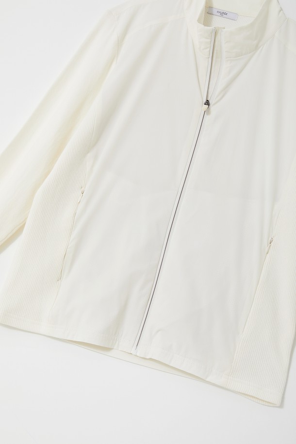 골프앤데일리 바람막이 집업 점퍼 CJP140은 봄, 여름, 가을 시즌에 활용하기 좋은 공용 바람막이입니다. 화이트와 아이보리 두 가지 색상으로 출시되었으며, 스포티하고 캐주얼한 스타일을 연출합니다. 가볍고 부드러운 나일론 소재로 제작되어 편안한 착용감을 제공하며, 얇은 두께로 활동성을 높였습니다. 소매 라인 디테일과 집업 여밈 방식으로 디자인되었으며, 방풍 기능과 경량성을 갖춰 골프룩 및 일상복으로 활용하기 좋습니다. 레귤러핏으로 제작되어 편안한 착용감을 선사합니다.
