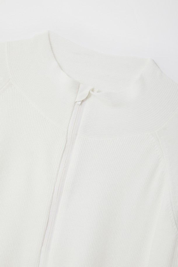 골프앤데일리 미들넥 니트 집업 CJP141는 스포티함과 캐주얼함을 동시에 즐길 수 있는 공용 집업입니다. 부드러운 촉감의 니트 소재로 제작되어 봄, 가을 간절기에 착용하기 좋으며, 하프넥 디자인이 특징입니다. 레귤러핏으로 편안하게 착용 가능하며, 일상복뿐만 아니라 골프웨어로도 활용할 수 있습니다. 무지 디자인에 화이트 컬러로 미니멀한 스타일을 연출합니다. 긴 소매와 크롭 기장으로 활동성을 더했습니다.
