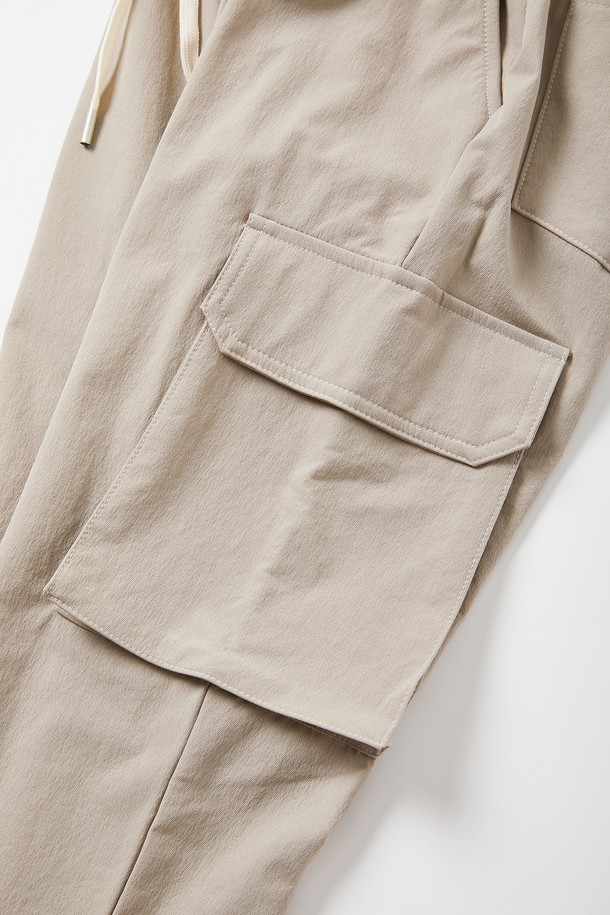 사방 스판 소재로 편안한 착용감을 선사하는 밴딩 카고 조거 팬츠 CPT155입니다. 부드러운 촉감의 면과 스판덱스 혼방으로 제작되어 활동성을 높였으며, 릴랙스 핏으로 편안하게 착용 가능합니다. 베이지 컬러에 허리 스트링과 발목 시보리, 사이드 카고 포켓 디테일이 돋보이는 디자인입니다. 일상, 산책, 캠핑 등 다양한 TPO에 캐주얼, 스포티, 미니멀 스타일로 활용하기 좋습니다. 봄, 가을 시즌에 적합한 긴 기장의 조거 팬츠입니다.
