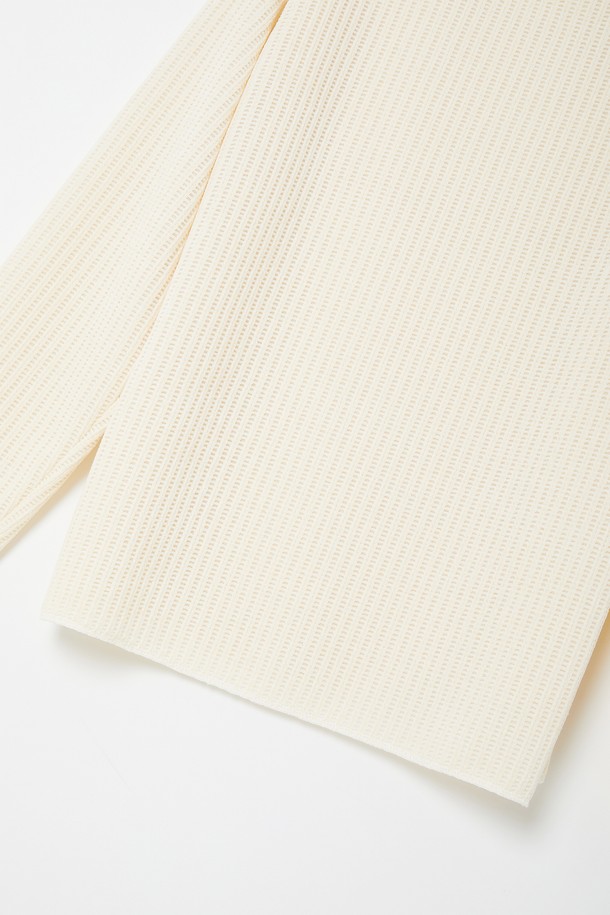 부드러운 벨루아 소재의 라운드넥 긴팔 티셔츠 CTEE121입니다. 포근한 두께감과 부드러운 촉감으로 가을, 겨울철 따뜻하게 착용하기 좋습니다. 베이직한 디자인과 아이보리 컬러로 다양한 스타일 연출이 용이하며, 집콕룩과 산책룩 등 편안한 일상에 잘 어울립니다. 레귤러핏으로 제작되어 편안한 착용감을 선사하며, 캐주얼, 미니멀, 클래식 스타일을 즐겨 입는 분들께 추천합니다. 니트 조직으로 제작되어 높은 보온성을 제공합니다.
