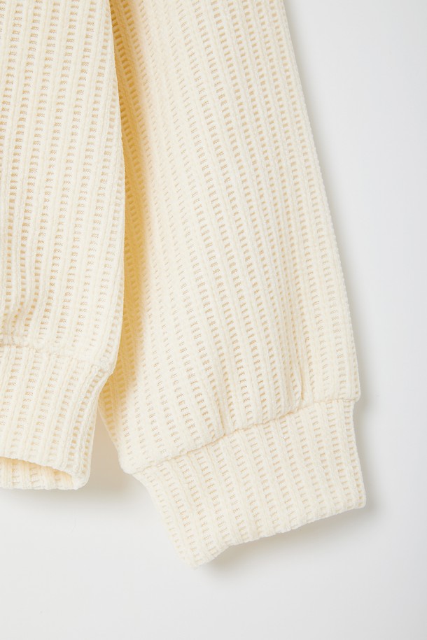 벨루아 오버핏 니트형 맨투맨 CTEE122는 부드러운 촉감의 벨루아 소재로 제작되어 포근함을 선사합니다. 라운드넥 디자인에 무지 패턴으로 베이직하고 캐주얼한 스타일을 연출하며, 넉넉한 오버핏으로 편안한 착용감을 제공합니다. 가을, 겨울 시즌에 어울리는 긴 소매 기장의 두꺼운 두께감으로 보온성을 높였습니다. 집콕룩부터 미니멀한 스타일까지, 다양한 룩에 활용하기 좋은 아이보리, 화이트 컬러의 맨투맨입니다. 니트 형으로 제작되어 더욱 포근하고 부드러운 느낌을 줍니다.
