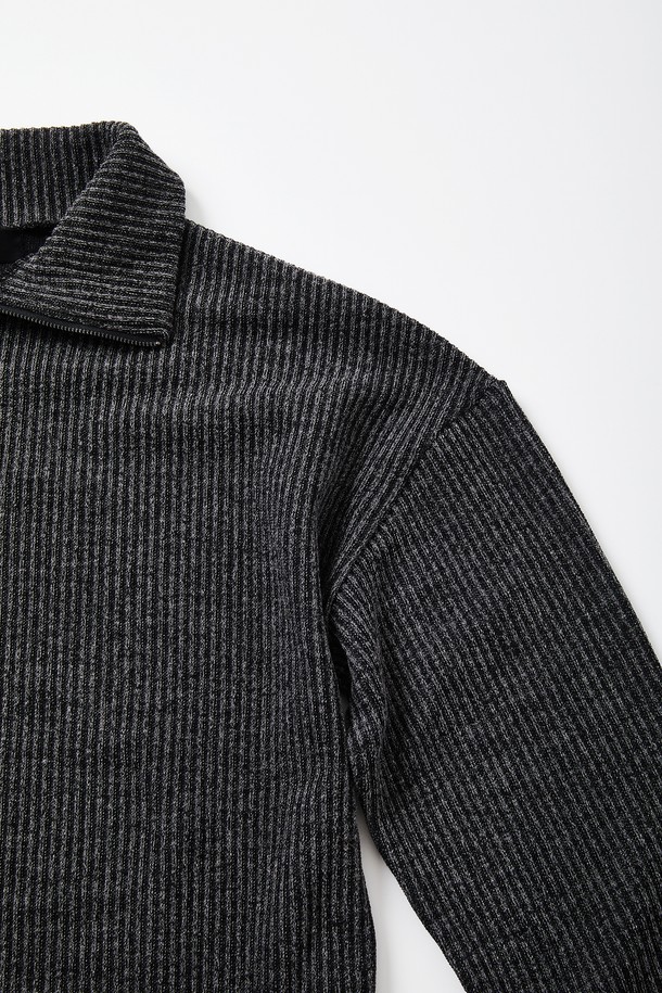 오버핏 빅사이즈 골지 반집업 긴팔티 CTEE123은 차콜그레이 컬러의 면 소재 티셔츠입니다. 가을과 겨울에 어울리는 두꺼운 두께감과 부드러운 촉감이 특징이며, 베이직하고 캐주얼한 스타일을 연출합니다. 오버핏 디자인과 골지 패턴으로 편안하면서도 트렌디한 핏을 제공하며, 반집업 네크라인이 포인트를 더합니다. 캠핑룩, 집콕룩 등 다양한 TPO에 활용 가능한 빅사이즈 긴팔 티셔츠입니다. 캐주얼, 미니멀, 클래식 스타일을 즐기는 분들에게 추천합니다.
