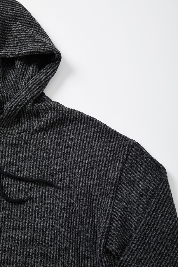 오버핏 빅사이즈 골지 포켓 후드티 CTEE124는 넉넉한 핏과 부드러운 촉감으로 편안함을 선사하는 후드티입니다. 차콜 그레이 색상의 면 소재로 제작되어 가을, 겨울철 데일리룩으로 활용하기 좋습니다. 베이직한 디자인에 골지 패턴이 더해져 캐주얼하면서도 미니멀한 스타일을 연출합니다. 넉넉한 오버핏과 빅사이즈로 편안한 착용감을 제공하며, 포켓 디테일로 실용성을 더했습니다. 집콕룩으로 편안하게 즐기기 좋은 아이템입니다.
