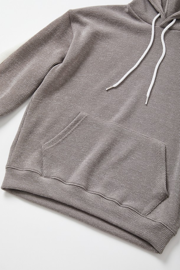 배색 골지 포켓 후드티 CTEE125는 캐주얼하고 미니멀한 스타일을 연출하기 좋은 남녀 공용 후드티입니다. 봄, 가을, 겨울 세 계절 모두 활용 가능하며, 부드러운 면 소재로 제작되어 편안한 착용감을 선사합니다. 레귤러 핏에 후드 디자인, 긴 소매 기장으로 제작되었으며, 그레이 컬러 바탕에 배색 포인트와 포켓 디테일이 돋보입니다. 일상생활에서 데일리룩으로 활용하기 좋으며, 다양한 하의와 매치하여 스타일리시한 룩을 완성할 수 있습니다.
