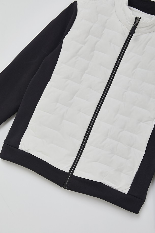 스포츠 네오프렌 다운 퀼팅 점퍼 CJP144는 겨울철 스포츠 활동과 일상에서 모두 활용 가능한 공용 아우터입니다. 보온성이 뛰어난 다운 충전재와 두꺼운 네오프렌 소재를 사용하여 추운 날씨에도 따뜻함을 유지해 줍니다. 스포티한 무드를 연출하는 크롭 기장의 레귤러핏 디자인으로, 등산, 러닝, 피트니스 등 다양한 TPO에 적합합니다. 화이트와 블랙 두 가지 색상으로 출시되어 미니멀하고 캐주얼한 스타일을 완성할 수 있습니다. 집업 스타일의 퀼팅 점퍼로 활동성을 높였습니다.
