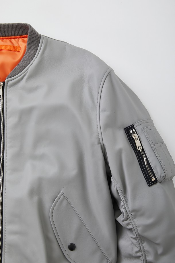 슬리브 포켓 양가죽 항공점퍼 CLJP120은 부드러운 양가죽 소재의 두꺼운 두께감으로 제작되어 봄, 가을 시즌에 착용하기 좋습니다. 캐주얼, 스포티, 미니멀 스타일을 원하는 분들께 추천하며, 여행룩이나 캠핑룩에도 잘 어울립니다. 그레이 컬러의 무지 디자인에 긴 소매와 소매 포켓 디테일이 돋보이며, 집업 스타일로 편안하게 착용할 수 있습니다. 안감은 오렌지 컬러로 포인트를 주어 세련된 느낌을 더했습니다. 레귤러핏으로 제작되어 편안한 착용감을 제공합니다.
