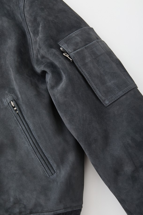 고트 스웨이드 퀼팅 블루종 점퍼 CLJP121은 부드러운 촉감의 고트 스웨이드 소재로 제작되어 가을과 겨울에 따뜻하게 착용할 수 있는 아우터입니다. 캐주얼 스타일의 무지 디자인에 퀼팅 디테일과 립(Rib) 디테일로 포인트를 주었습니다. 레귤러핏으로 제작되었으며, 집업 여밈 방식으로 편안하게 착용 가능합니다. 크롭 기장의 긴소매 디자인으로 다양한 스타일 연출에 활용할 수 있습니다. 그레이 컬러로 출시되었습니다.
