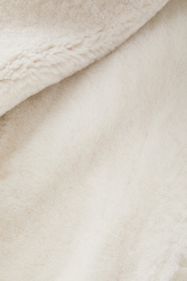 와이어 카라 램스킨 무스탕 CLJP123은 부드러운 램스킨 소재로 제작되어 뛰어난 촉감을 선사합니다. 크롭 기장의 레귤러핏으로 캐주얼하고 베이직한 스타일을 연출하며, 와이어 카라와 립 디테일이 특징입니다. 가을과 겨울에 따뜻하게 착용할 수 있으며, 화이트와 아이보리 두 가지 색상으로 출시되었습니다. 집업 스타일로 편안하게 착용 가능하며, 일상에서 폭넓게 활용하기 좋습니다.
