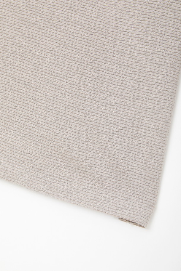 엠보 스트라이프 카라넥 긴팔티 CTEE119는 베이직하면서 캐주얼한 스타일을 연출하는 공용 티셔츠입니다. 봄, 가을에 어울리는 부드러운 면 소재로 제작되었으며, 엠보 스트라이프 패턴이 특징입니다. 레귤러핏에 크롭 기장으로, 데이트룩이나 봄 소풍룩에 적합합니다. 카라넥 디자인과 긴소매로 미니멀, 클래식한 스타일을 완성합니다.
