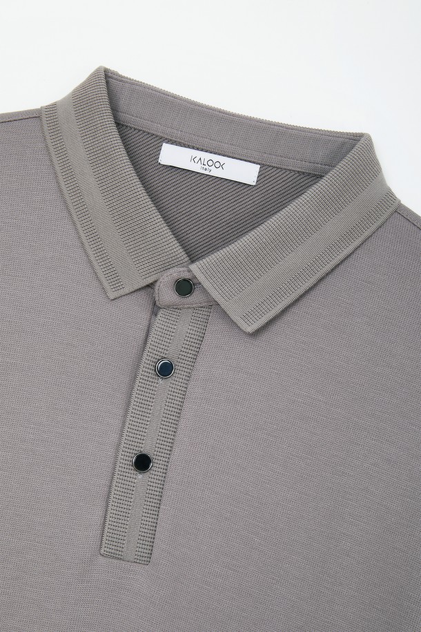 그레이 컬러의 쓰리버튼 스판 카라넥 긴팔티 CTEE120입니다. 부드러운 촉감의 스판 소재로 제작되어 편안한 착용감을 선사합니다. 베이직하고 캐주얼한 스타일로 일상에서 활용하기 좋으며, 봄, 가을 간절기에 적합합니다. 레귤러핏에 긴소매 기장으로 제작되었으며, 3개의 버튼 디테일이 돋보입니다. 미니멀, 캐주얼, 클래식한 스타일을 연출하기 좋습니다.
