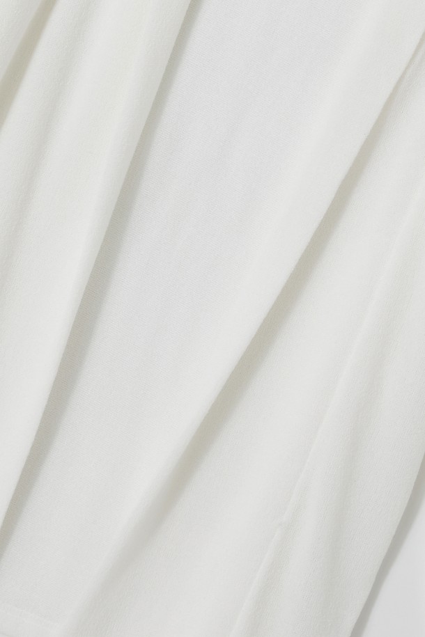 **멀티컬러 미들 숄 가디건 CKA103A**는 여성용 숄 카라 디자인의 가디건입니다. 부드러운 니트 소재로 제작되었으며, 얇은 두께감으로 봄, 가을에 착용하기 좋습니다. 무지 패턴의 멀티컬러 배색이 특징이며, 7부 소매와 레귤러 핏으로 제작되었습니다. 일상 또는 데이트룩, 모임룩에 클래식, 미니멀, 캐주얼 스타일로 연출하기 용이합니다. 오픈형 디자인으로 편안하게 착용할 수 있습니다.
