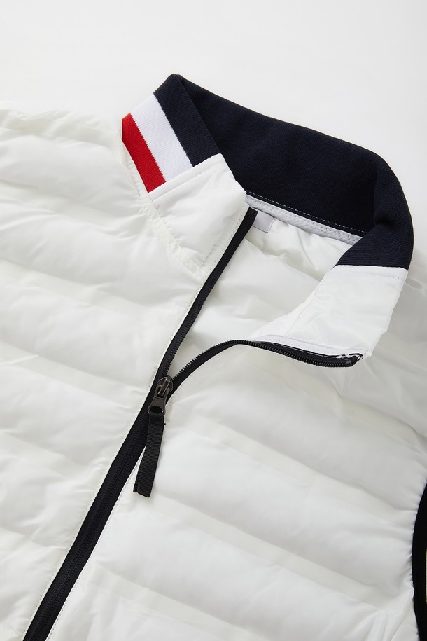 경량 삼색 카라 패딩 조끼 CJP146은 캐주얼, 스포티, 미니멀 스타일을 모두 아우르는 겨울철 필수 아이템입니다. 가볍고 따뜻한 나일론 소재에, 블랙, 화이트, 레드의 세련된 삼색 배색이 돋보입니다. 레귤러핏으로 편안하게 착용 가능하며, 집업 여밈 방식과 지퍼 포켓, 카라 디테일로 실용성을 더했습니다. 여행이나 캠핑 등 다양한 TPO에 활용하기 좋습니다. 
