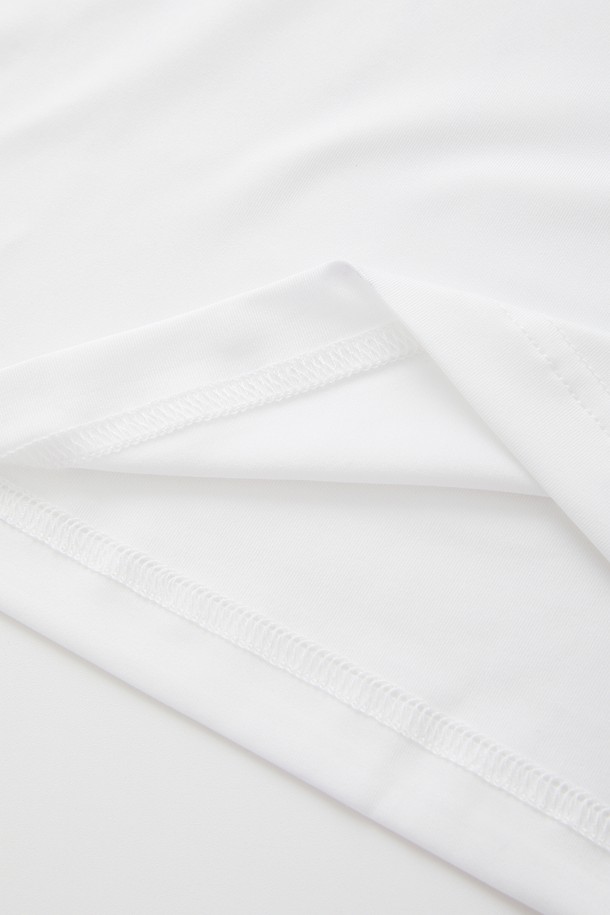 스포츠 사선 스판 카라넥 긴팔 티셔츠 CTEE126은 남녀 공용으로, 봄, 가을에 스포티하게 연출하기 좋은 상의입니다. 화이트와 블랙 두 가지 색상으로 출시되었으며, 레귤러 핏에 긴 소매 기장으로 제작되었습니다. 신축성 있는 스판 소재를 사용하여 활동성을 높였으며, 카라넥과 사선 패턴으로 디자인 포인트를 더했습니다. 피트니스룩, 러닝룩, 골프룩 등 다양한 스포츠 활동과 일상에서 캐주얼하게 활용하기 좋습니다.
