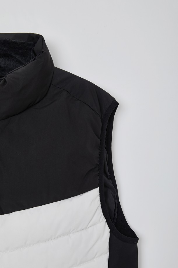 웰론 스트레치 패딩 베스트 CJP147는 겨울철 따뜻함과 스타일을 동시에 만족시키는 공용 패딩 베스트입니다. 부드러운 웰론 소재와 나일론 소재를 사용하여 편안한 착용감을 선사하며, 두꺼운 두께감으로 보온성을 높였습니다. 블랙, 화이트 두 가지 깔끔한 컬러로 출시되어 어떤 옷에도 쉽게 매치할 수 있으며, 캐주얼, 스포티, 미니멀 스타일을 즐겨 입는 분들께 추천합니다. 집업 스타일의 레귤러핏으로 활동성을 높였으며, 스트레치 기능이 있어 편안한 움직임을 보장합니다. 민소매 디자인으로 다양한 레이어드 연출이 가능하며, 일상에서 폭넓게 활용할 수 있습니다.
