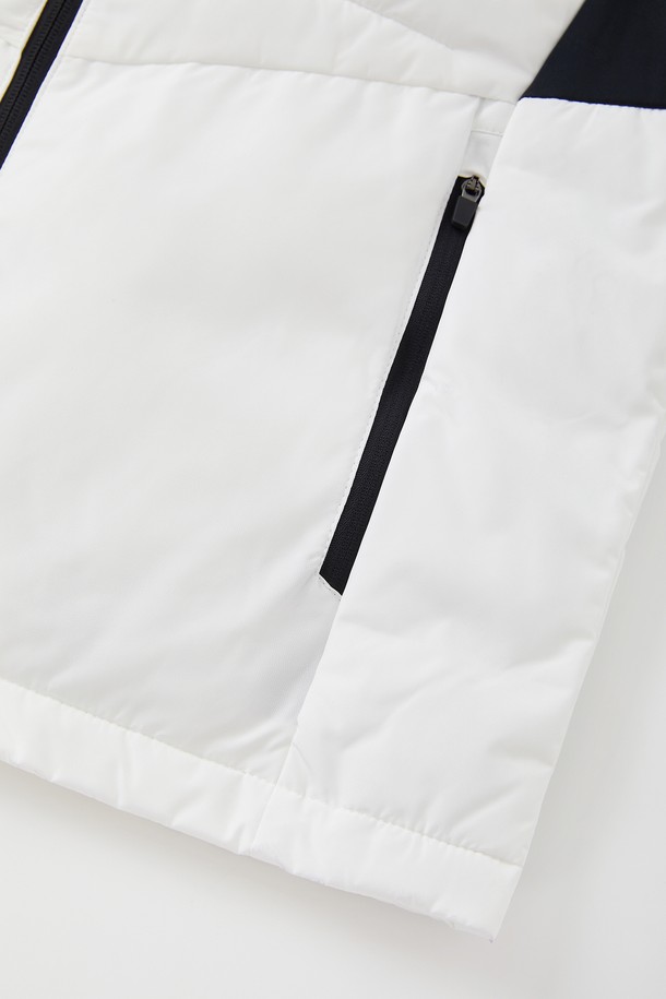 **웰론 스포츠 패딩 베스트 CJP148**

활동적인 겨울을 위한 웰론 스포츠 패딩 베스트입니다. 화이트와 블랙 두 가지 색상으로 출시되어 어떤 스타일에도 쉽게 매치할 수 있습니다. 웰론 소재를 사용하여 부드러운 촉감과 뛰어난 보온성을 제공하며, 두꺼운 두께감으로 추운 날씨에도 따뜻하게 몸을 보호합니다. 집업 스타일의 레귤러핏 디자인으로 편안한 착용감을 선사하며, 캠핑룩, 스포티, 캐주얼, 미니멀 스타일 등 다양한 TPO에 활용 가능합니다. 배색 디자인과 소매 없는 디자인으로 활동성을 높였습니다. 
