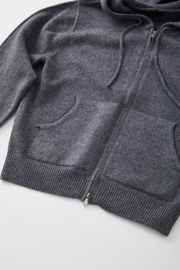 후드 집업 니트 가디건 CKA105는 부드러운 촉감의 니트 소재로 제작되어 가을, 겨울철 따뜻하게 입을 수 있는 남녀 공용 의류입니다. 차콜 그레이 색상의 무지 디자인에 레귤러 핏으로 제작되어 베이직하고 캐주얼한 스타일을 연출합니다. 넉넉한 두께감과 긴 소매 기장으로 보온성을 높였으며, 후드 디자인과 집업 여밈 방식으로 편안하게 착용할 수 있습니다. 일상생활은 물론, 집콕룩이나 캠핑룩으로도 활용 가능하며, 포켓 디테일로 실용성을 더했습니다. 캐주얼, 미니멀, 클래식 스타일을 즐겨 입는 분들께 추천합니다.
