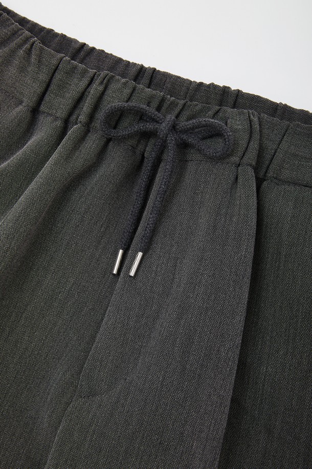 일자 핏 원턱 밴딩 슬랙스 CPT162는 베이직하고 미니멀한 스타일을 추구하는 남녀 공용 슬랙스입니다. 봄, 가을에 착용하기 적합하며, 부드러운 폴리에스터 소재로 제작되어 편안한 촉감을 제공합니다. 허리 밴딩과 원턱 디테일이 편안함과 활동성을 높여줍니다. 출근룩과 비즈니스 캐주얼, 미니멀, 클래식, 시크 스타일 연출에 활용하기 좋습니다. 블랙 컬러의 긴 기장으로, 어떤 상의와도 잘 어울리는 기본 아이템입니다.
