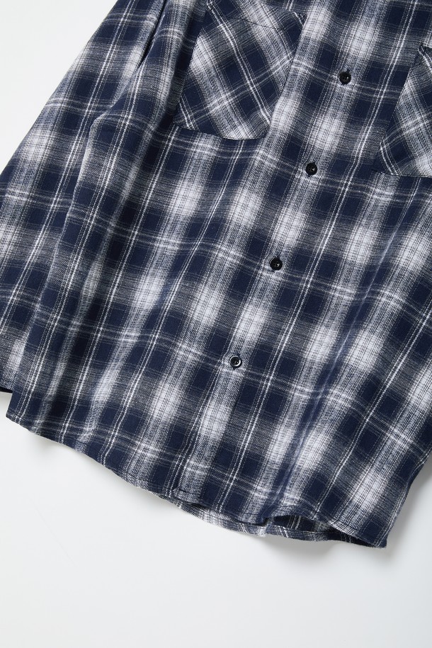 루즈핏 브러쉬 체크 셔츠 CSH107는 블랙과 화이트 컬러의 면 소재로 제작된 남녀 공용 셔츠입니다. 봄, 가을 시즌에 적합하며, 캐주얼 및 베이직 스타일을 연출하기 좋습니다. 루즈핏으로 편안한 착용감을 선사하며, 레귤러 기장의 긴 소매와 카라, 포켓 디테일이 특징입니다. 출근룩과 비즈니스 캐주얼, 캐주얼, 클래식, 미니멀 스타일 모두 소화 가능한 활용도 높은 아이템입니다. 부드러운 촉감의 브러쉬 체크 패턴이 돋보이는 셔츠입니다.
