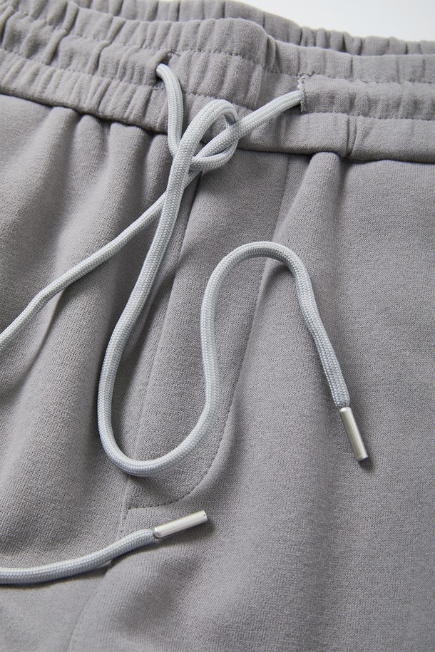 리벳 포인트 밴딩 스웻 팬츠 CPT165는 캐주얼, 스포티, 미니멀 스타일을 모두 아우르는 공용 스웻 팬츠입니다. 그레이 컬러의 무지 디자인으로, 봄, 가을 시즌에 적합하며 일상복으로 편안하게 착용할 수 있습니다. 부드러운 면 소재에 루즈핏으로 제작되어 편안한 착용감을 선사하며, 허리 스트링과 리벳 디테일로 포인트를 더했습니다. 집콕룩, 산책룩, 여행룩 등 다양한 TPO에 활용 가능하며, 밴딩 처리로 활동성을 높였습니다.
