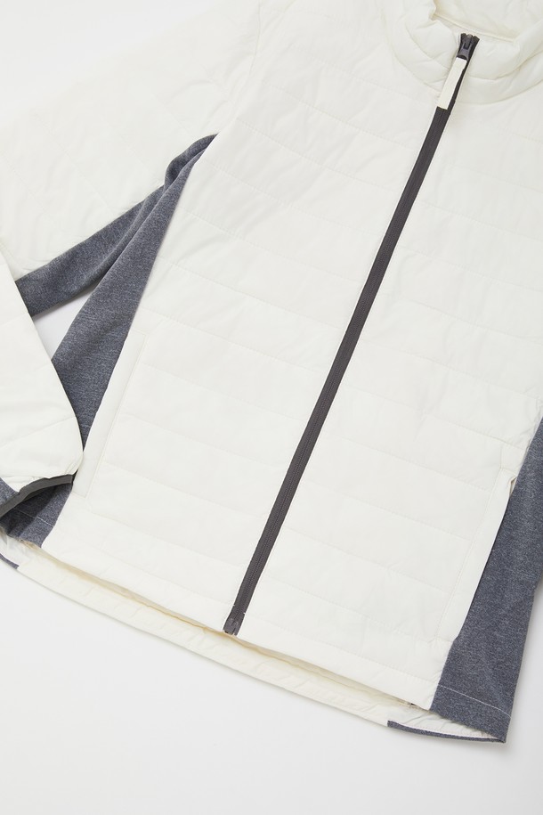 사이드 스판 경량 패딩 점퍼 CJP151는 겨울철 출근룩을 위한 캐주얼, 스포티, 미니멀 스타일의 필수 아이템입니다. 화이트와 그레이 두 가지 색상으로 출시되어 어떤 옷에도 쉽게 매치할 수 있습니다. 얇은 두께감의 경량 패딩으로, 나일론과 폴리에스테르 혼방 소재로 제작되어 부드러운 촉감과 뛰어난 신축성을 자랑합니다. 무지 디자인에 사이드 배색 디테일이 돋보이며, 레귤러핏과 집업 스타일로 편안한 착용감을 선사합니다. 긴 소매 기장의 이 패딩 점퍼는 일상생활에서 폭넓게 활용할 수 있습니다.
