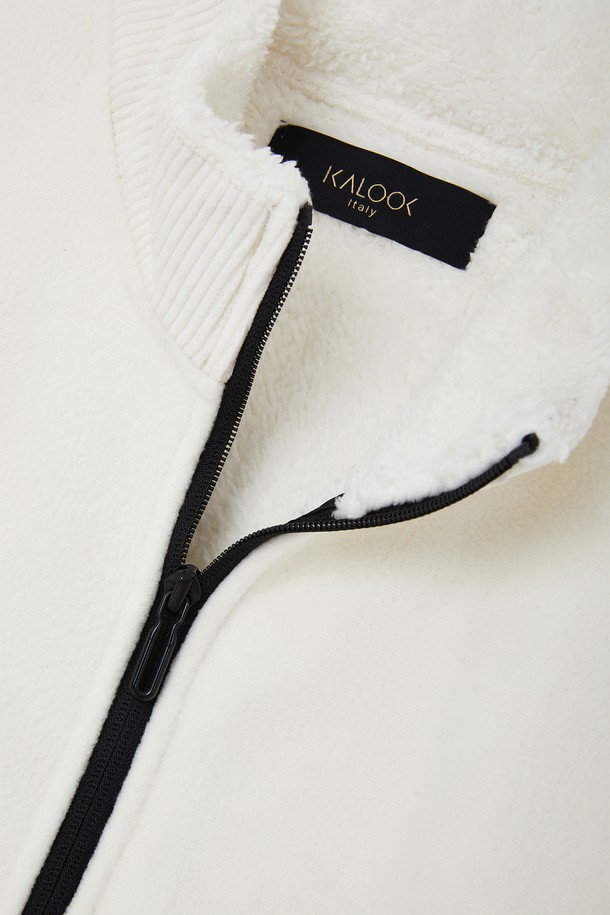 코듀로이 카라 플리스 점퍼 CJP150은 여성용으로, 가을과 겨울에 따뜻하게 입을 수 있는 플리스 점퍼입니다. 캐주얼하고 베이직한 스타일의 무지 디자인으로, 화이트와 블랙 두 가지 색상으로 출시되었습니다. 부드러운 촉감의 코듀로이와 플리스 소재를 사용하여 두꺼운 두께감을 자랑하며, 크롭 기장과 레귤러핏으로 편안하게 착용 가능합니다. 집업 스타일의 긴소매 점퍼로, 카라 디테일과 배색 디자인이 돋보입니다.
