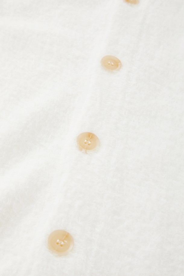 **상품 설명:**

CKA107 멀티컬러 모헤어 버튼 가디건은 여성용 니트/스웨터 상의입니다. 부드러운 촉감의 모헤어 소재로 제작되었으며, 봄, 가을에 착용하기 좋은 얇은 두께의 레귤러핏 가디건입니다. 브이넥 디자인에 긴 소매, 무지 패턴으로 미니멀, 클래식, 캐주얼 스타일을 연출하기 좋습니다. 데이트룩에 어울리는 아이템으로, 버튼 디테일이 돋보입니다.
