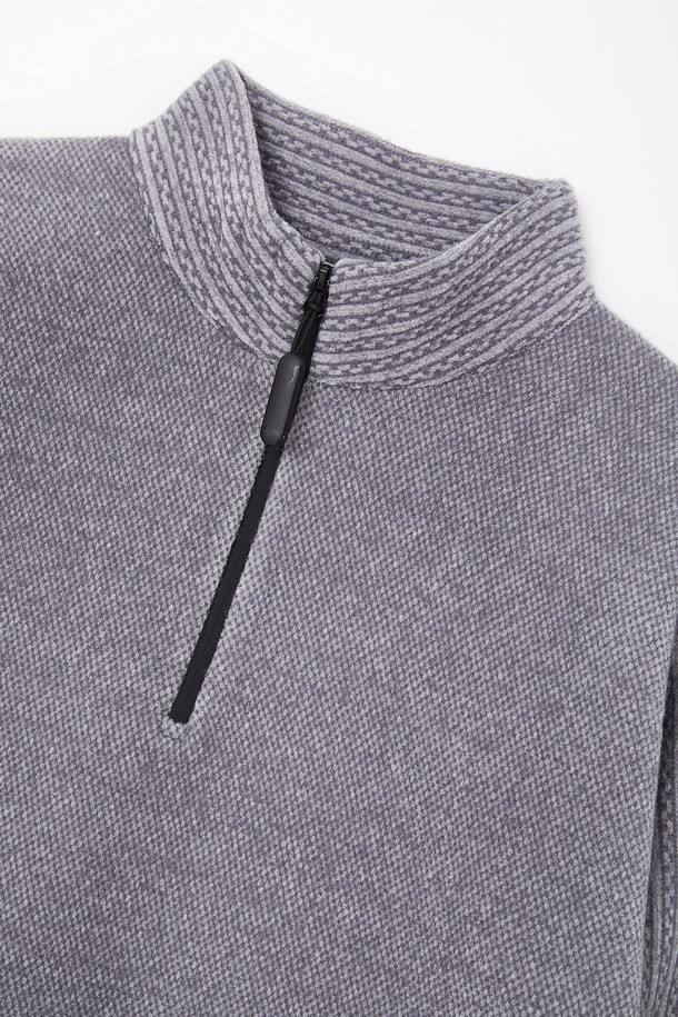 플리스 반집업 하프넥 니트티 CNIT112는 부드러운 촉감과 따뜻한 보온성을 제공하는 여성용 상의입니다. 가을과 겨울, 집콕룩을 위한 캐주얼, 미니멀, 클래식 스타일 연출에 적합합니다. 루즈핏 크롭 기장으로, 하프넥 디자인과 긴 소매, 무지 패턴이 특징입니다. 두꺼운 두께감의 플리스 소재에 골지 소매 디테일로 포인트를 더했습니다. 집업 방식으로 간편하게 착용할 수 있으며, 데일리룩으로 활용하기 좋습니다.
