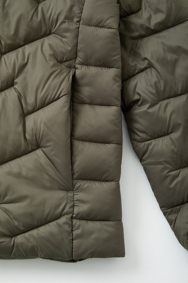 **경량 사선 누빔 패딩 점퍼 CJP155**는 가볍고 따뜻한 겨울철 필수 아우터입니다. 캐주얼하고 베이직한 스타일로, 어떤 룩에도 쉽게 매치할 수 있습니다. 숏 기장의 레귤러핏으로 활동성을 높였으며, 경량 소재와 사선 퀄팅 디자인을 더해 세련된 느낌을 줍니다. 부드러운 촉감의 나일론과 폴리에스테르 혼방 소재로 제작되어 편안한 착용감을 선사합니다. 카키와 올리브 두 가지 색상으로 출시되어, 취향에 맞게 선택할 수 있습니다.
