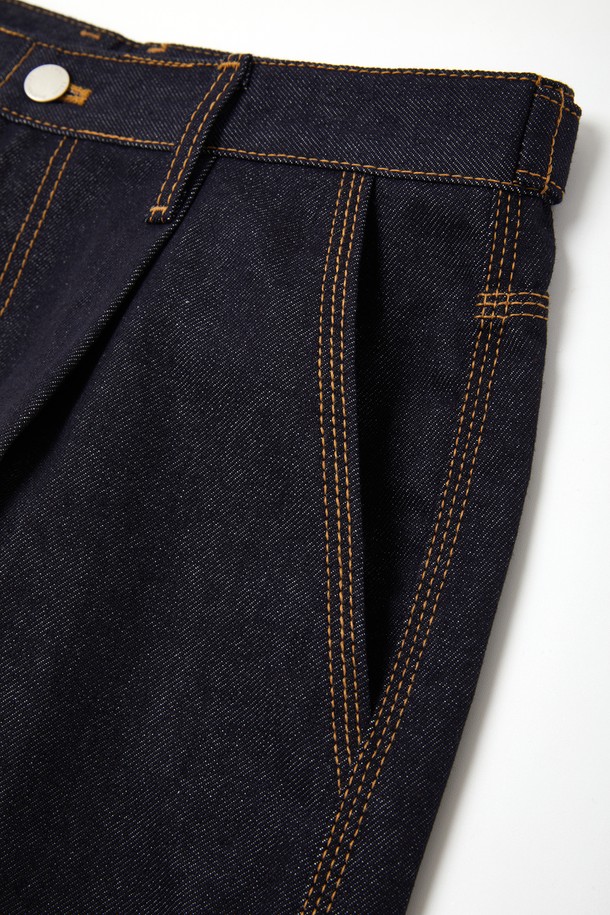 네이비 컬러의 원턱 루즈핏 데님 팬츠 CJN111입니다. 캐주얼하고 미니멀한 스타일 연출에 적합하며, 봄, 가을에 입기 좋은 두꺼운 두께감의 긴 기장 데님 팬츠입니다. 뻣뻣한 촉감의 데님 소재로 제작되었으며, 넉넉한 루즈핏으로 편안한 착용감을 선사합니다. 무지 디자인에 원턱 디테일이 더해져, 심플하면서도 스타일리시한 매력을 더했습니다. 일상복으로 활용하기 좋은 남성용 데님 팬츠입니다.
