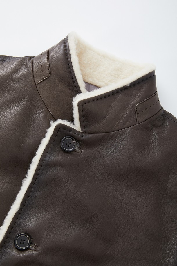 부드러운 양가죽 소재의 브라운 컬러 구스다운 재킷 CLJP127입니다. 겨울철 일상과 출근룩, 모임룩에 모두 잘 어울리는 클래식하고 미니멀한 스타일을 연출할 수 있습니다. 레귤러핏에 버튼 여밈 방식으로, 따뜻한 퍼 안감과 포켓 디테일이 돋보입니다. 두꺼운 두께감으로 뛰어난 보온성을 제공하며, 긴 소매 기장으로 안정적인 착용감을 선사합니다. 무지 디자인으로 어떤 옷에도 매치하기 용이합니다.
