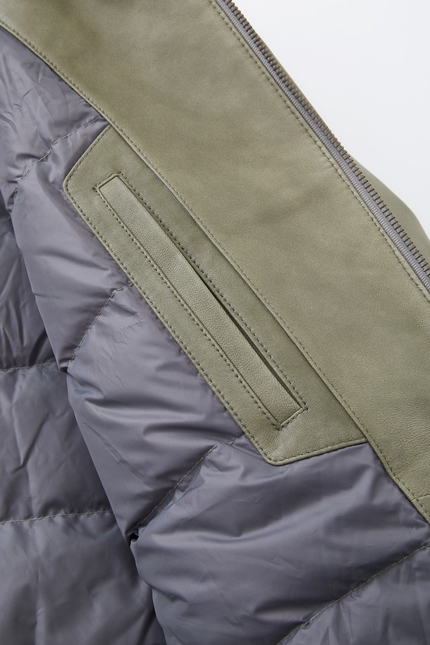 램스킨 라인 워싱 구스다운 점퍼 CLJP128은 남성용 구스다운 점퍼입니다. 부드러운 램스킨 소재에 워싱 처리하여 자연스러운 멋을 더했으며, 겨울철 캐주얼 스타일을 완성합니다. 톤 다운된 카키 컬러와 레귤러핏 디자인으로 어떤 옷에도 쉽게 매치할 수 있습니다. 출근룩과 여행룩에 모두 활용 가능하며, 미니멀, 클래식 스타일을 선호하는 분들께 추천합니다. 
