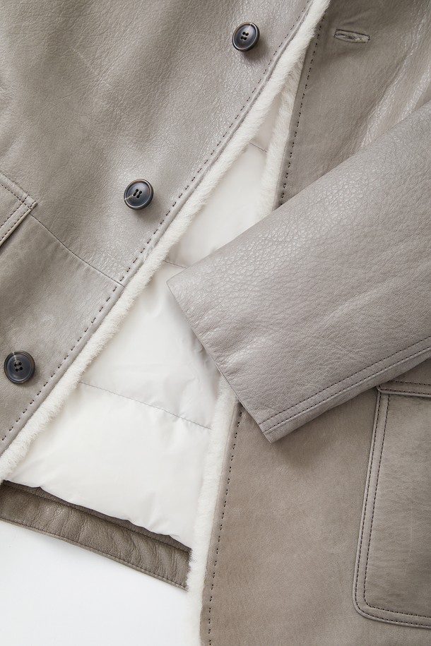 부드러운 양가죽 소재의 남성용 구스다운 재킷입니다. 클래식하고 베이직한 스타일로, 겨울철 일상에서 따뜻하게 착용하기 좋습니다. 베이지 컬러에 레귤러 핏으로 제작되었으며, 넉넉한 빅포켓 디테일이 돋보입니다. 버튼 여밈 방식으로 간편하게 착용할 수 있으며, 긴 소매 기장과 두꺼운 두께감으로 보온성을 높였습니다. 
