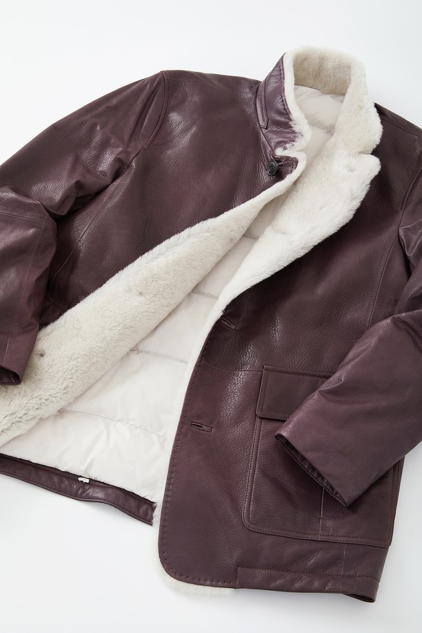 부드러운 양가죽 소재의 남성용 구스다운 재킷입니다. 클래식하고 미니멀한 스타일로, 겨울철 출근룩에 적합합니다. 넉넉한 빅포켓 디자인이 특징이며, 레귤러핏으로 편안한 착용감을 선사합니다. 브라운 컬러의 무지 디자인으로 어떤 옷에도 쉽게 매치할 수 있습니다. 두꺼운 두께감으로 뛰어난 보온성을 제공합니다.
