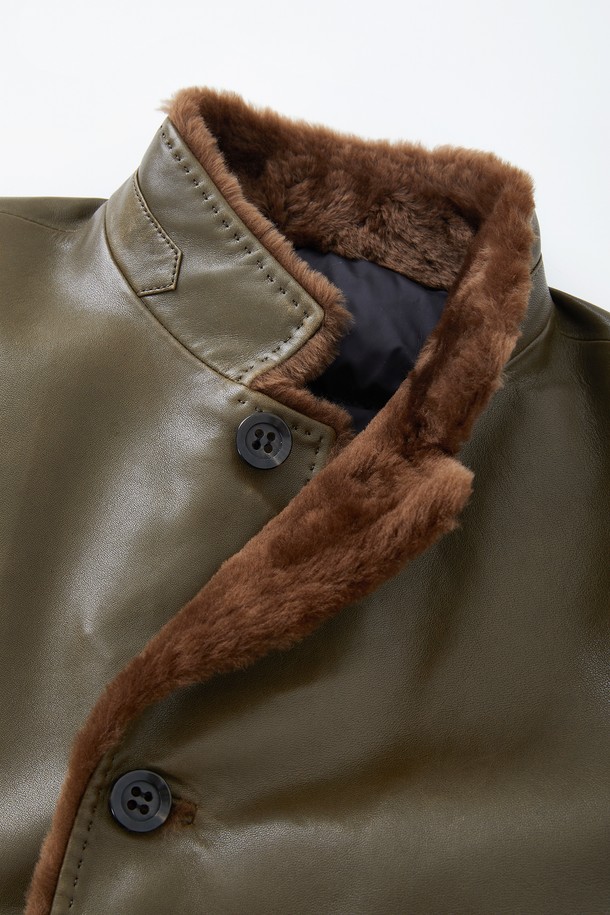 코팅 램스킨 미들넥 구스다운 재킷 CLJP126은 남성용 겨울 아우터로, 클래식한 스타일을 연출합니다. 램스킨 소재에 구스다운 충전재를 사용하여 부드러운 촉감과 뛰어난 보온성을 제공합니다. 미디엄 기장의 카키색 무지 디자인으로, 출근룩이나 데이트룩 등 다양한 TPO에 활용 가능합니다. 버튼 여밈 방식과 레귤러핏으로 편안한 착용감을 선사하며, 시크하고 미니멀한 스타일을 완성합니다. 긴 소매와 코팅 처리된 디자인이 특징이며, 두꺼운 두께감으로 따뜻하게 착용할 수 있습니다.
