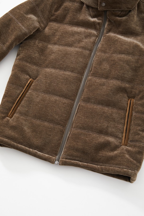 **코듀로이 패딩 후드 탈부착 점퍼 CJP134**는 부드러운 코듀로이 소재로 제작되어 포근한 촉감을 선사하는 남성용 겨울 점퍼입니다. 캐주얼, 클래식, 미니멀 스타일을 모두 아우르는 디자인으로, 일상 및 출근룩에 활용하기 좋습니다. 넉넉한 두께감과 레귤러 핏으로 편안한 착용감을 제공하며, 후드는 탈부착이 가능하여 다양한 연출이 가능합니다. 브라운 컬러의 무지 디자인으로 어떤 옷에도 쉽게 매치할 수 있는 활용도 높은 아이템입니다. 집업 스타일로 간편하게 입고 벗을 수 있습니다.
