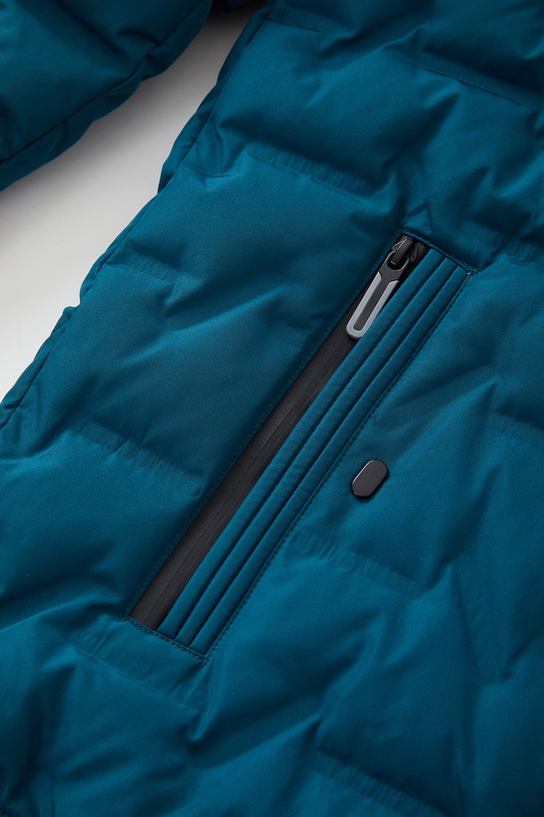 방풍 퀼팅 미들넥 다운 점퍼 CJP152는 겨울철 추위로부터 당신을 보호해 줄 베이직 스타일의 다운 점퍼입니다. 넉넉한 두께감과 부드러운 촉감의 나일론 소재로 제작되어 편안한 착용감을 선사합니다. 미들넥 디자인과 퀼팅 디테일이 특징이며, 톤온톤 블루 컬러가 어떤 옷에도 잘 어울립니다. 일상, 출근, 여행 등 다양한 TPO에 활용 가능하며, 캐주얼, 미니멀, 클래식 스타일을 즐겨 입는 분들께 추천합니다. 특히 방풍 기능과 뛰어난 보온성으로 한겨울에도 따뜻하게 입을 수 있습니다.
