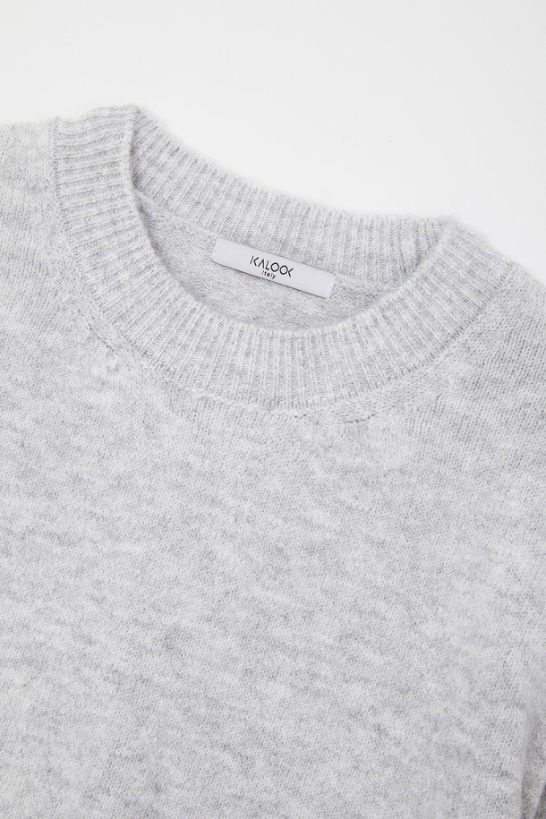 **멀티컬러 에어울 긴팔 니트 CNIT109**

가을과 겨울, 당신의 스타일을 책임질 여성용 멀티컬러 에어울 긴팔 니트입니다. 부드러운 촉감의 울 소재로 제작되어 포근하고 따뜻하며, 베이직한 디자인으로 다양한 룩에 활용하기 좋습니다. 레귤러핏 라운드넥 디자인에 크롭 기장으로 세련된 실루엣을 연출합니다. 출근룩부터 캐주얼, 클래식, 미니멀 스타일까지 폭넓게 소화 가능한 아이템입니다.
