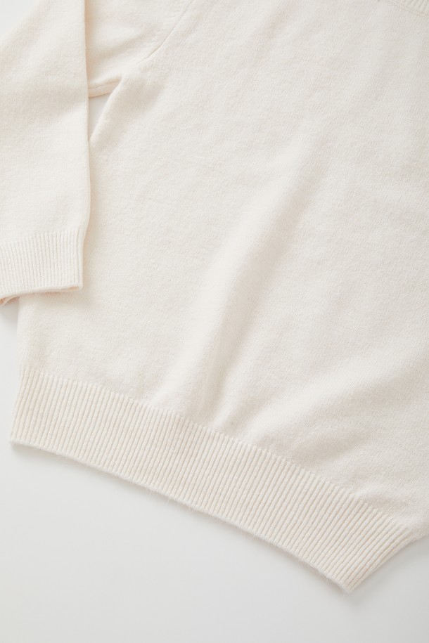 아이보리와 화이트 컬러의 멀티컬러 에어울 긴팔 니트 CNIT109입니다. 부드러운 촉감의 울(Wool) 혼방 소재로 제작되어 가을, 겨울 시즌에 따뜻하게 착용하기 좋습니다. 라운드넥 디자인에 루즈핏으로 편안한 착용감을 선사하며, 크롭 기장으로 트렌디한 스타일을 연출합니다. 베이직하고 미니멀한 무드의 무지 디자인으로 다양한 룩에 활용하기 좋은 캐주얼한 긴팔 니트입니다.
