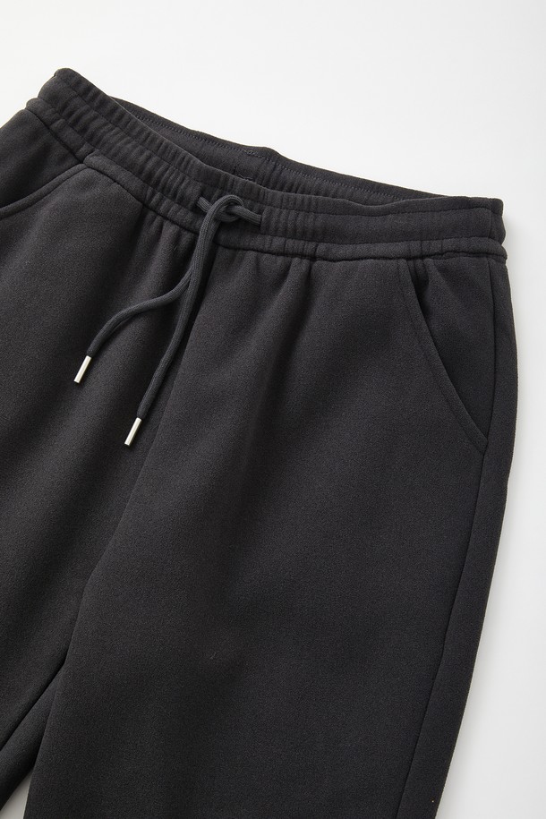 따뜻함과 편안함을 동시에 선사하는 일자핏 보아털 스판 플리스 팬츠 CPT171입니다. 부드러운 촉감의 플리스 소재와 스판덱스의 혼방으로 제작되어 활동성을 높였으며, 안감은 보아털로 마감하여 뛰어난 보온성을 제공합니다. 허리 밴딩 처리로 편안한 착용감을 선사하며, 무지 디자인과 레귤러핏으로 다양한 스타일 연출에 용이합니다. 일상생활은 물론, 집콕룩과 산책룩으로 활용하기 좋으며, 캐주얼, 미니멀, 클래식 스타일을 즐겨 입는 분들께 추천합니다.
