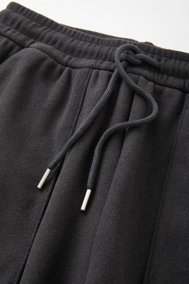 보온성과 편안함을 동시에 갖춘 보아털 스판 플리스 카고 조거 팬츠 CPT172입니다. 부드러운 촉감의 플리스 소재와 스판덱스의 혼방으로 활동성을 높였으며, 안감 전체를 보아털로 마감하여 뛰어난 보온성을 자랑합니다. 허리 밴딩 처리로 편안한 착용감을 선사하며, 실용적인 카고 포켓 디자인으로 수납력을 더했습니다. 캐주얼, 스포티, 미니멀 스타일을 모두 소화할 수 있으며, 집콕룩, 산책룩, 캠핑룩 등 다양한 TPO에 활용 가능합니다. 블랙 컬러의 루즈핏 조거 팬츠로, 가을, 겨울 시즌 데일리룩에 따뜻함과 스타일을 더해보세요.
